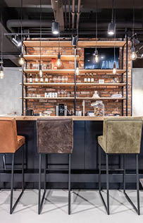 Neem gerust plaats aan onze bar in woonwinkel Deventer