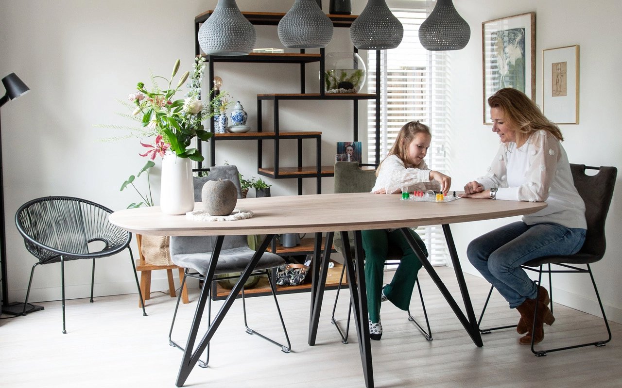 tafel-bij-gezin-met-kinderen Geschikte tafel voor gezinnen met kleine kinderen | Table du Sud