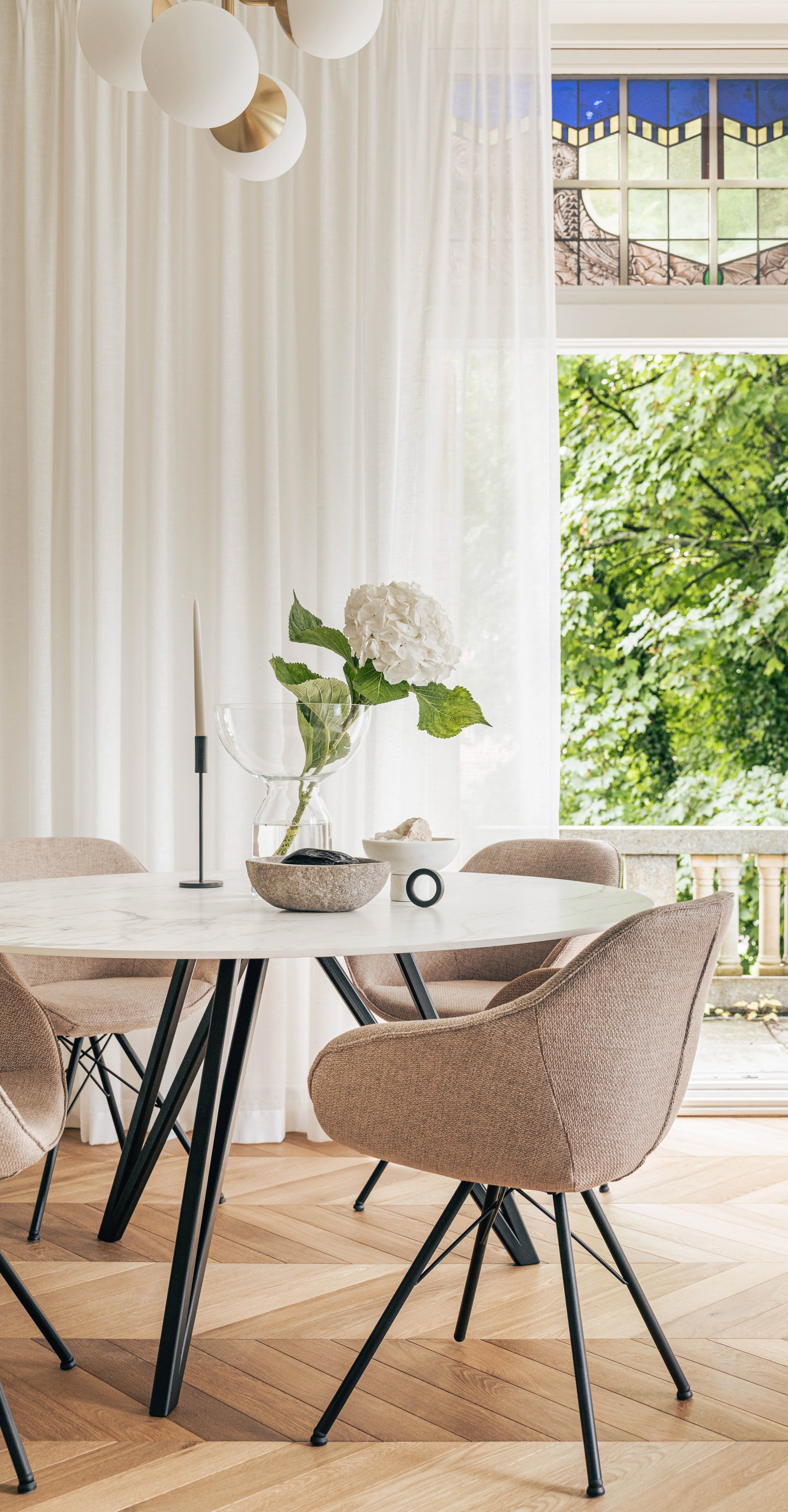 Aantal stoelen aan ronde tafel | Table du Sud