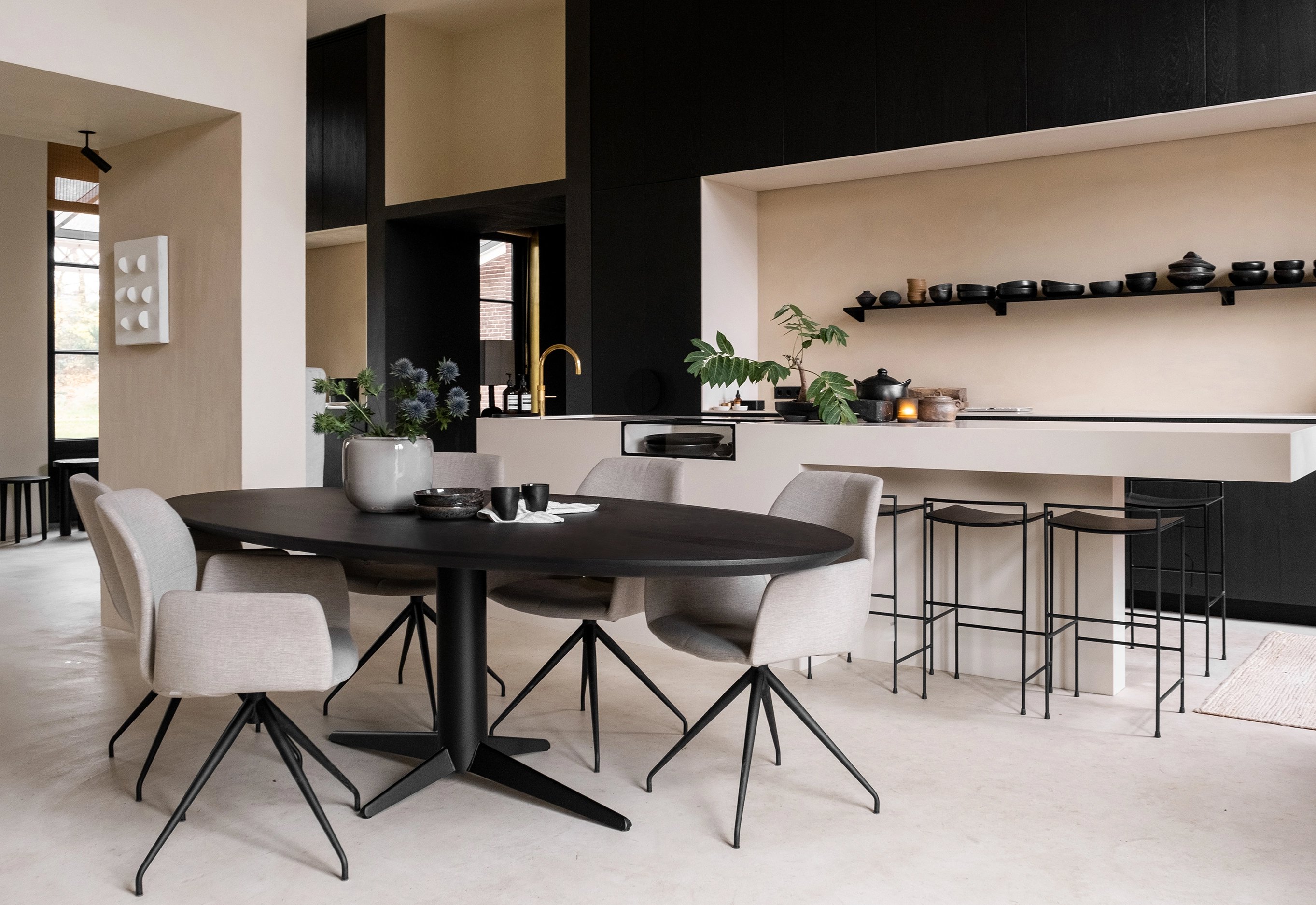 Aantal stoelen aan ovale tafel | Table du Sud