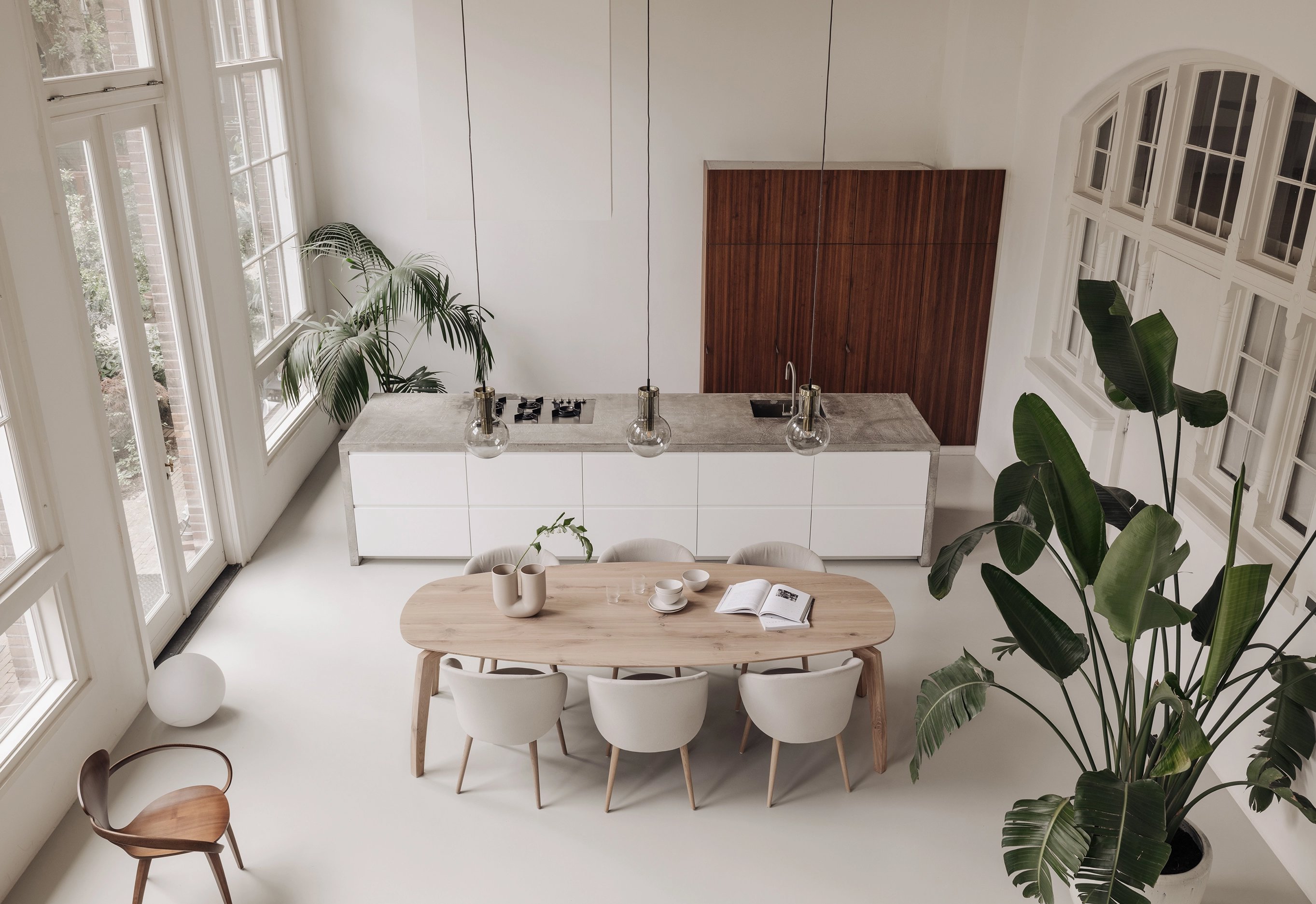 Scandinavisch-interieur-eetkamer-cavalier-deens-ovaal