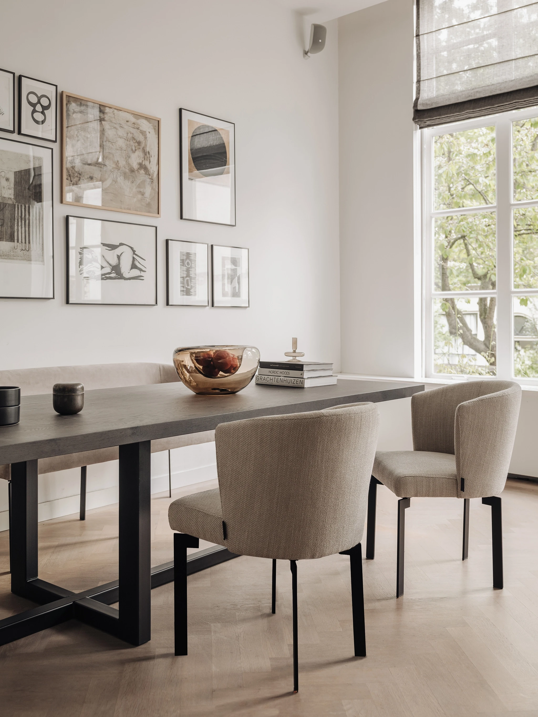 Hotel chique eettafel met grijze stoelen