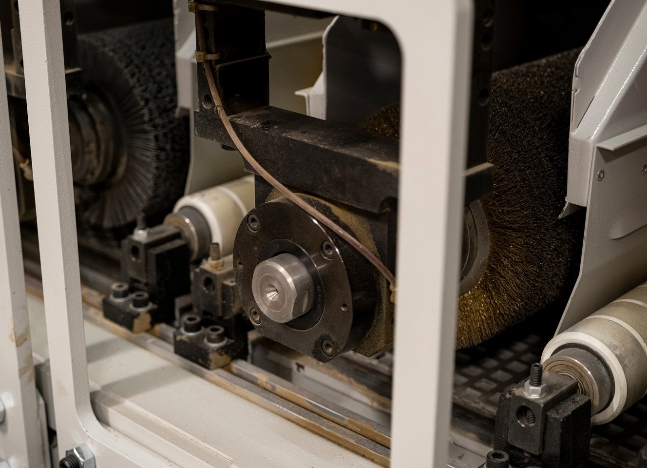 wood-brushing Wood brushing | Table du Sud