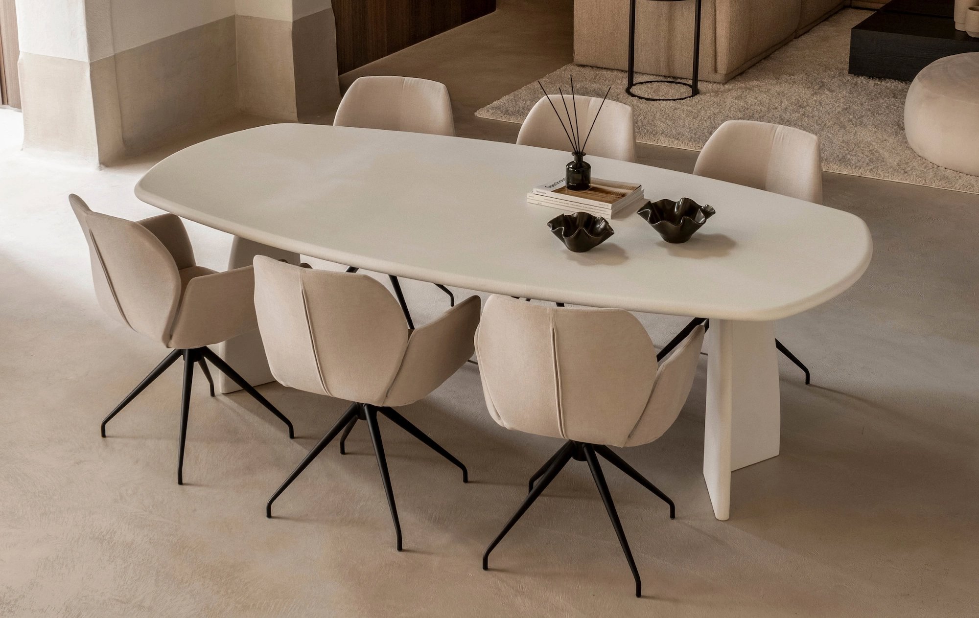 ovale-betonnen-eettafel-conair-81745 (1) (1)