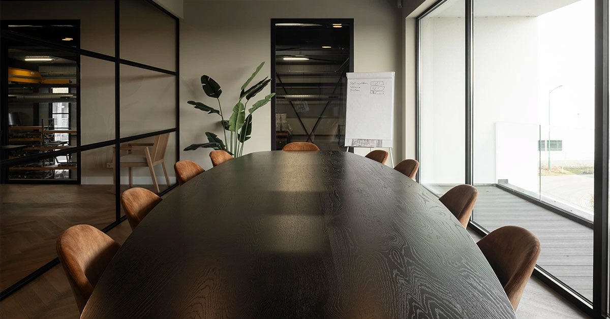 Deens-ovale-vergadertafel