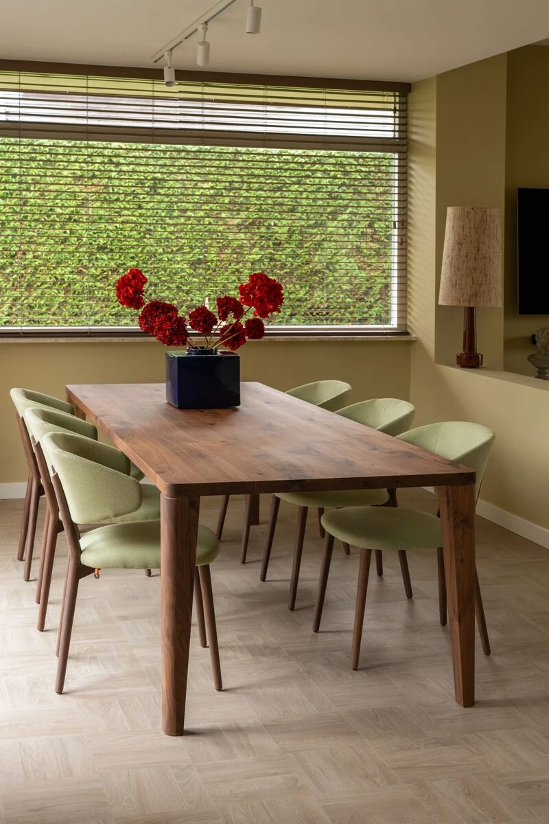 Kopen zonder kijken eethoek met noten eettafel en 6 groene stoelen