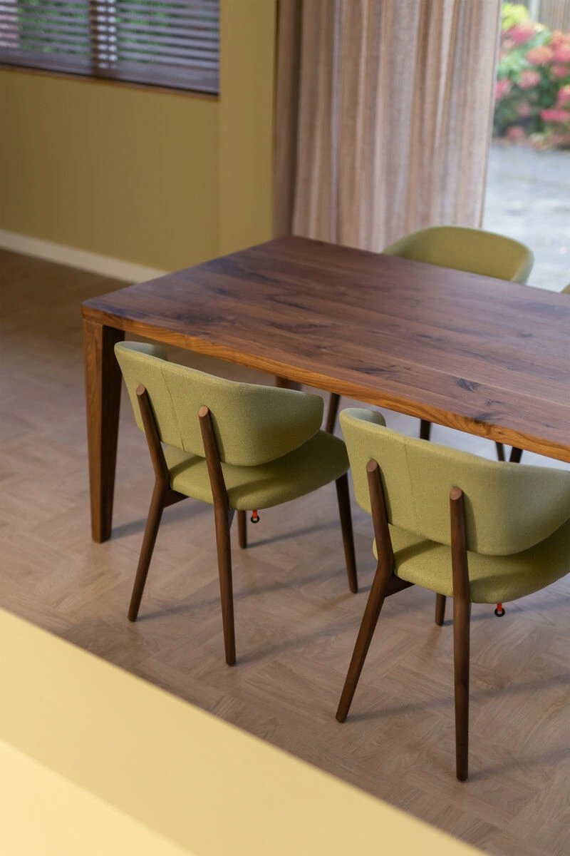 Kopen zonder kijken deel van de eettafel met stoelen