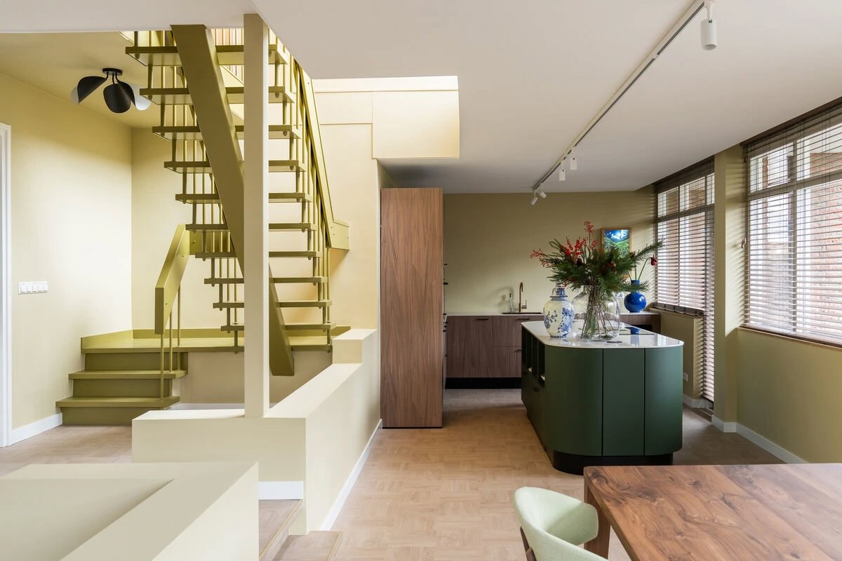 Kopen zonder kijken benedenverdieping met deel van de eettafel