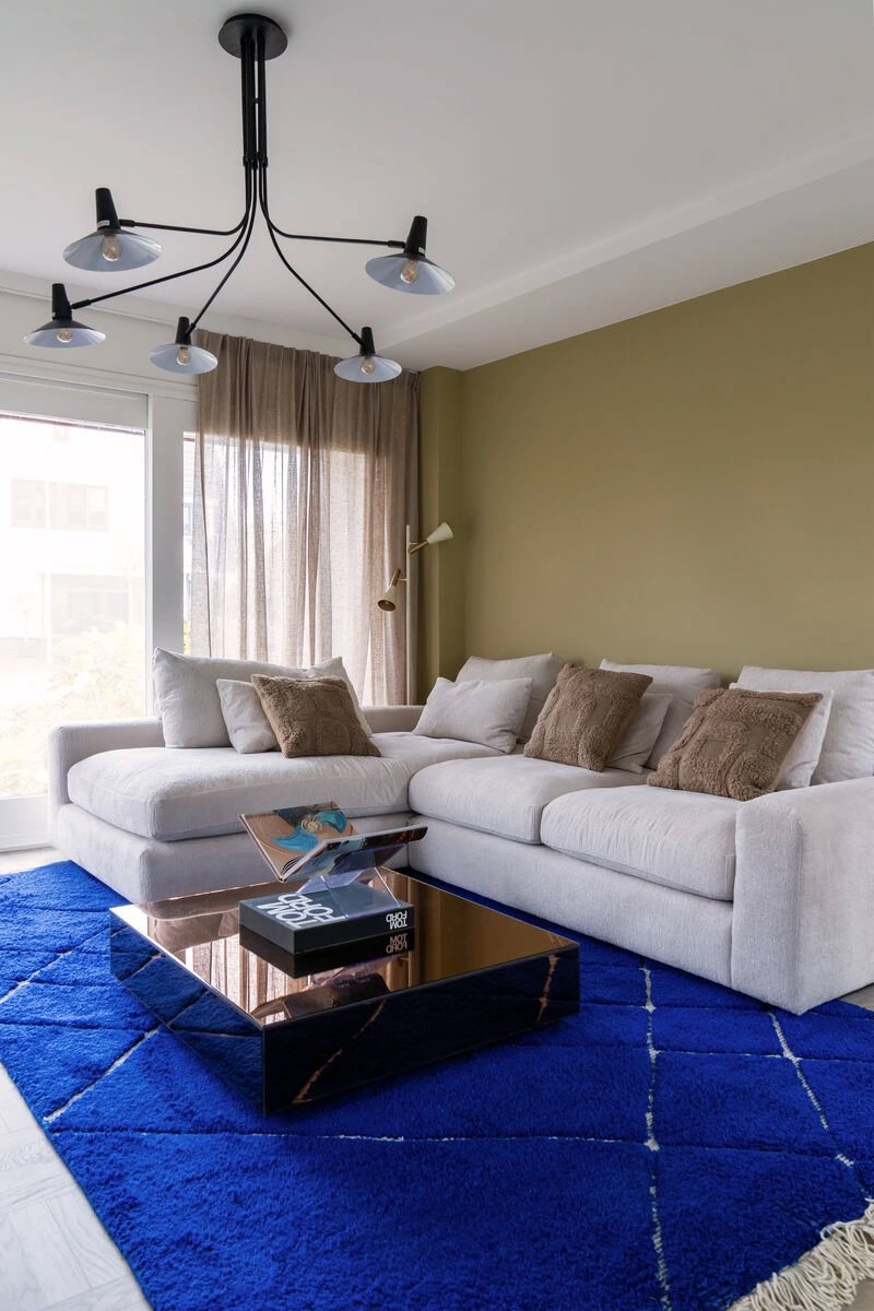 Kopen zonder kijken bankstel met blauw vloerkleed