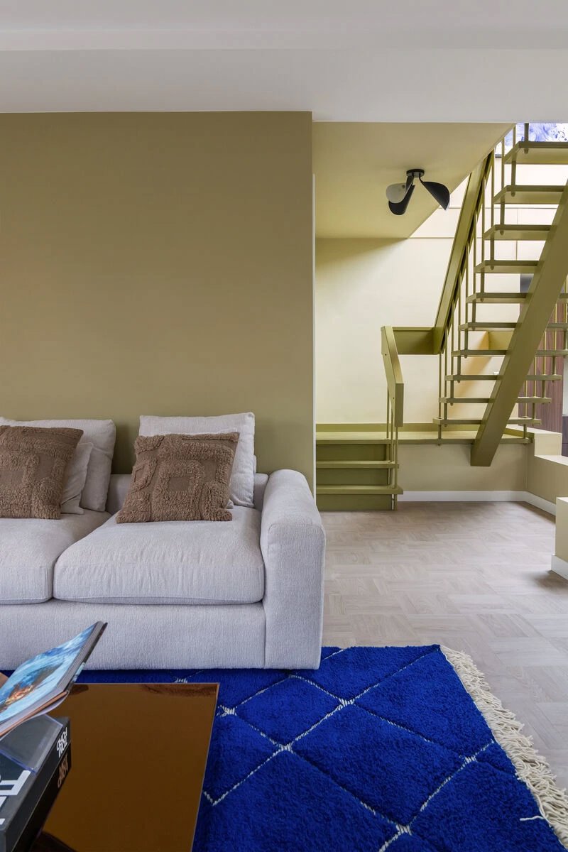 Kopen zonder kijken deel van de bank en blauw vloerkleed