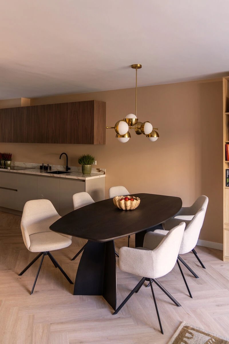 Half ovale eiken eettafel Kopen Zonder Kijken met 6 witte stoelen