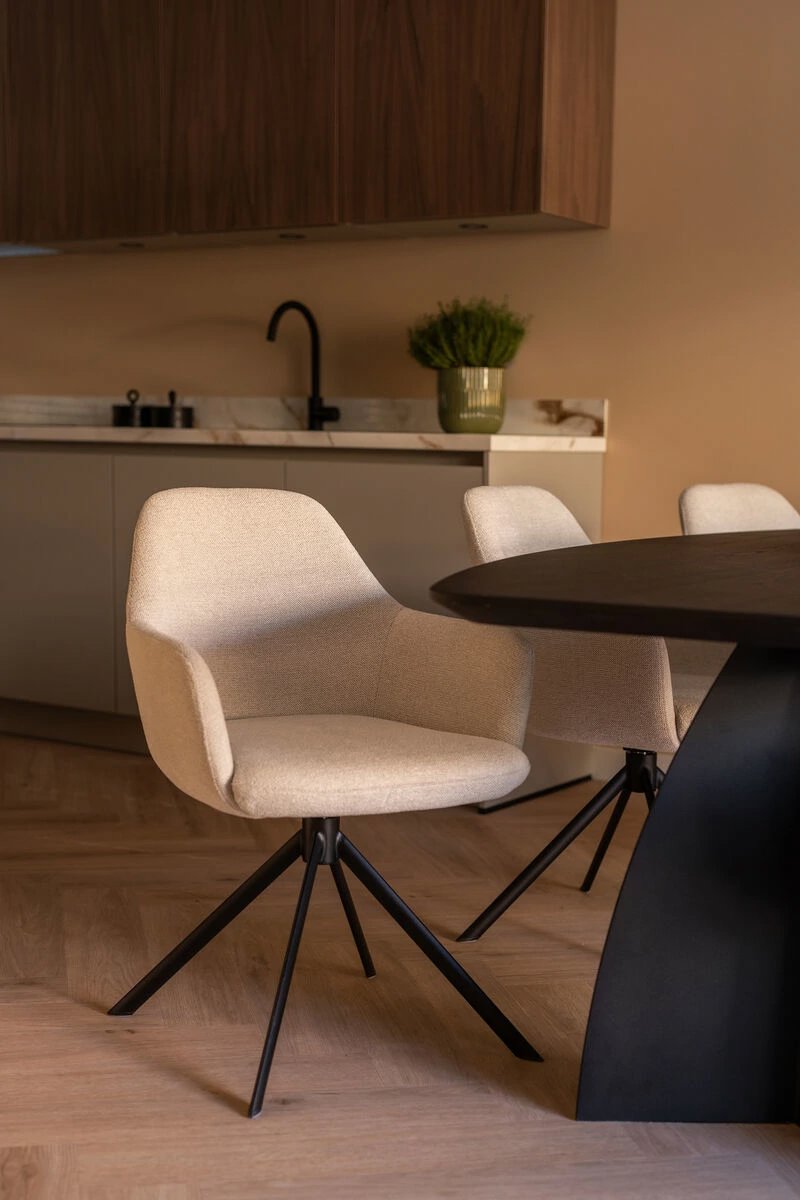 Kopen Zonder Kijken deel van de half ovale eettafel en stoelen