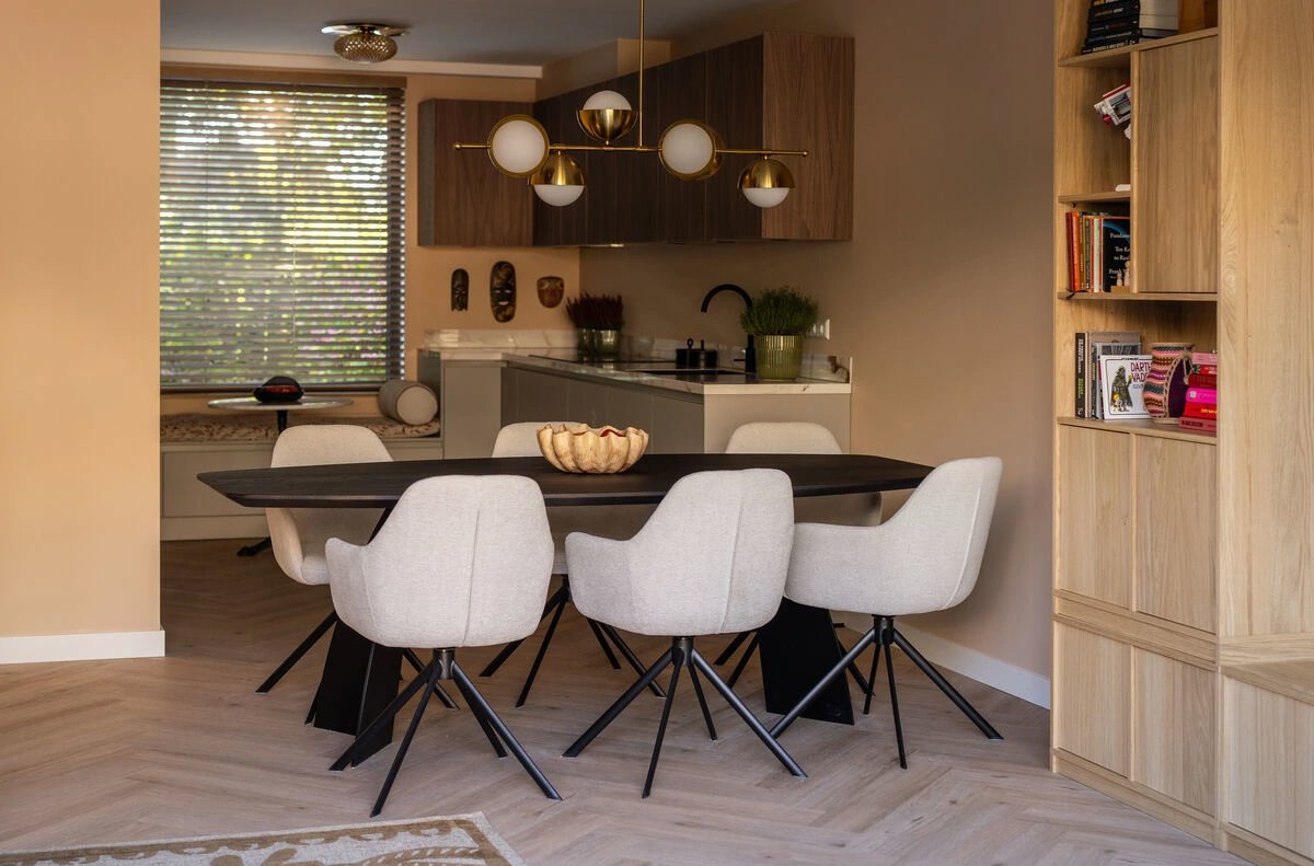 Kopen Zonder Kijken eethoek met half ovale zwarte eiken eettafel en 6 stoelen