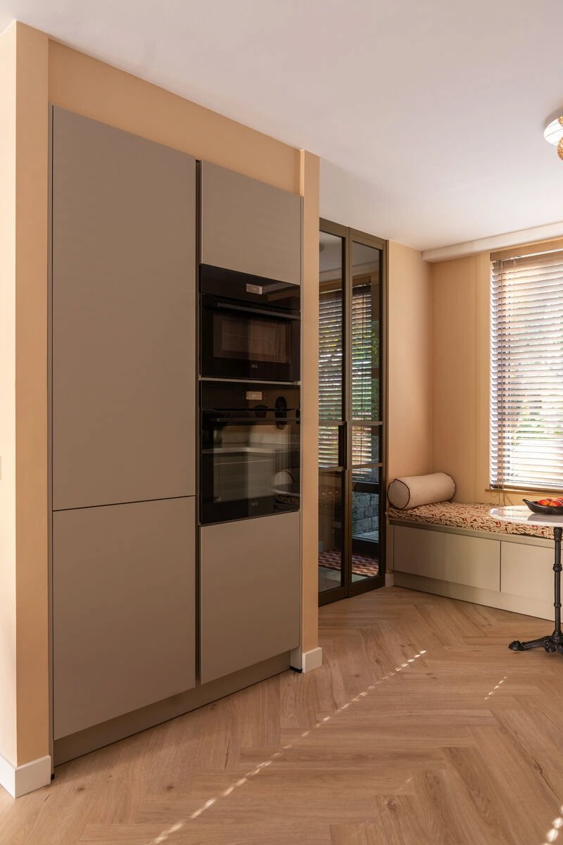 Kopen zonder kijken deel van de keuken en houten vloer