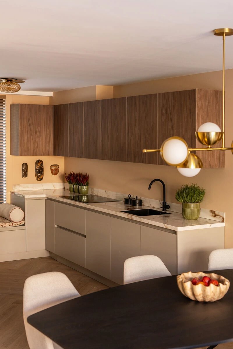 Kopen Zonder Kijken keuken met half ovale eettafel