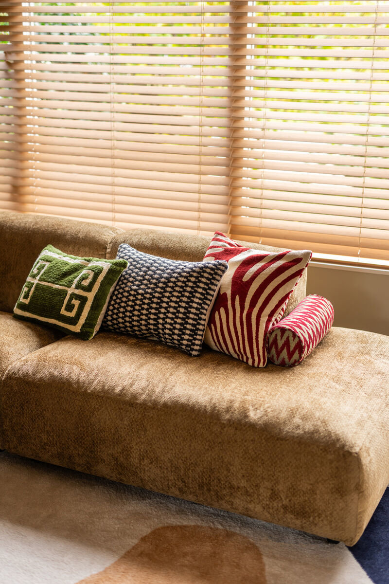 Kopen zonder kijken deel van de hoekbank met kleurrijke kussens