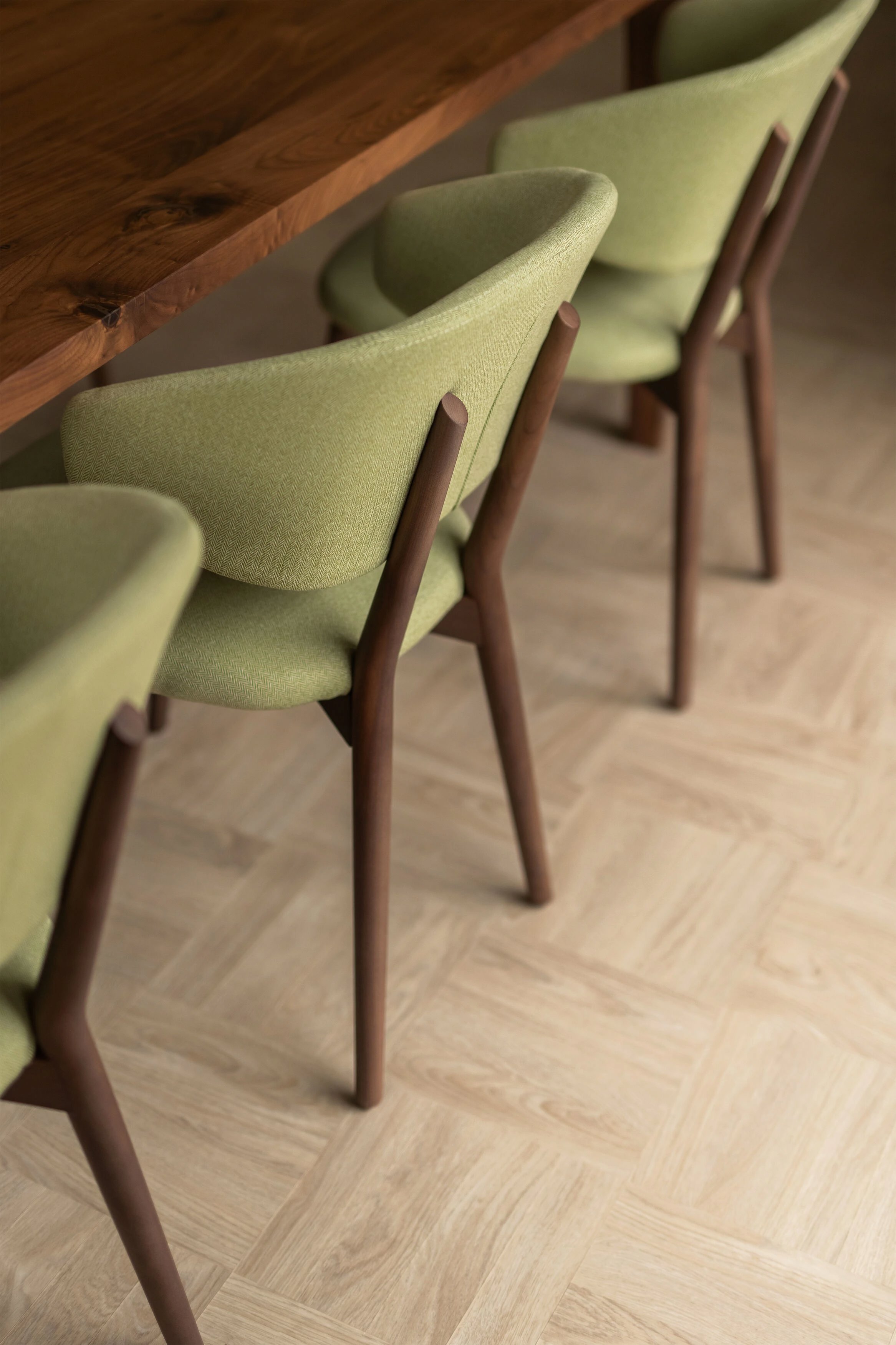 Kopen zonder Kijken huis in Wilnis met groene eetkamerstoelen en houten onderstel