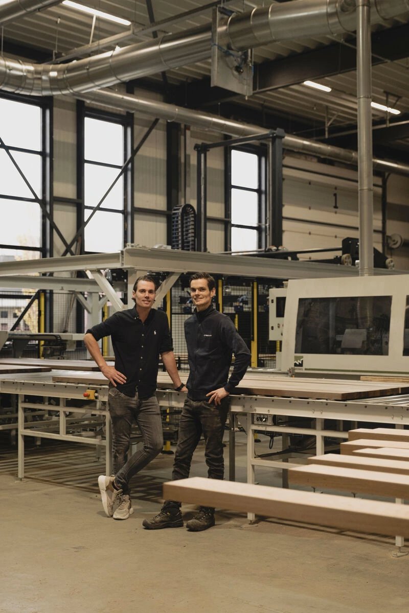 Teun en Evert Antonissen in de werklplaats van Table du Sud