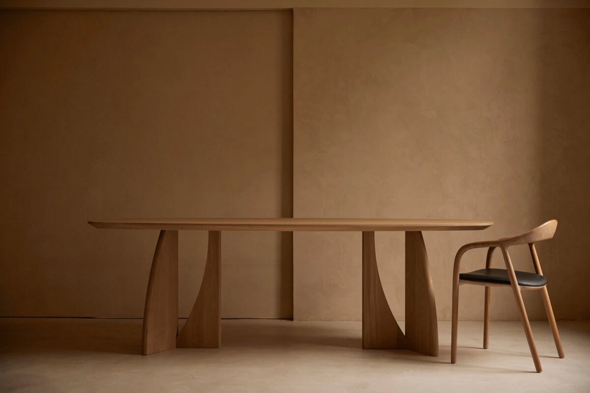 Art in Return eettafel met Neva stoel