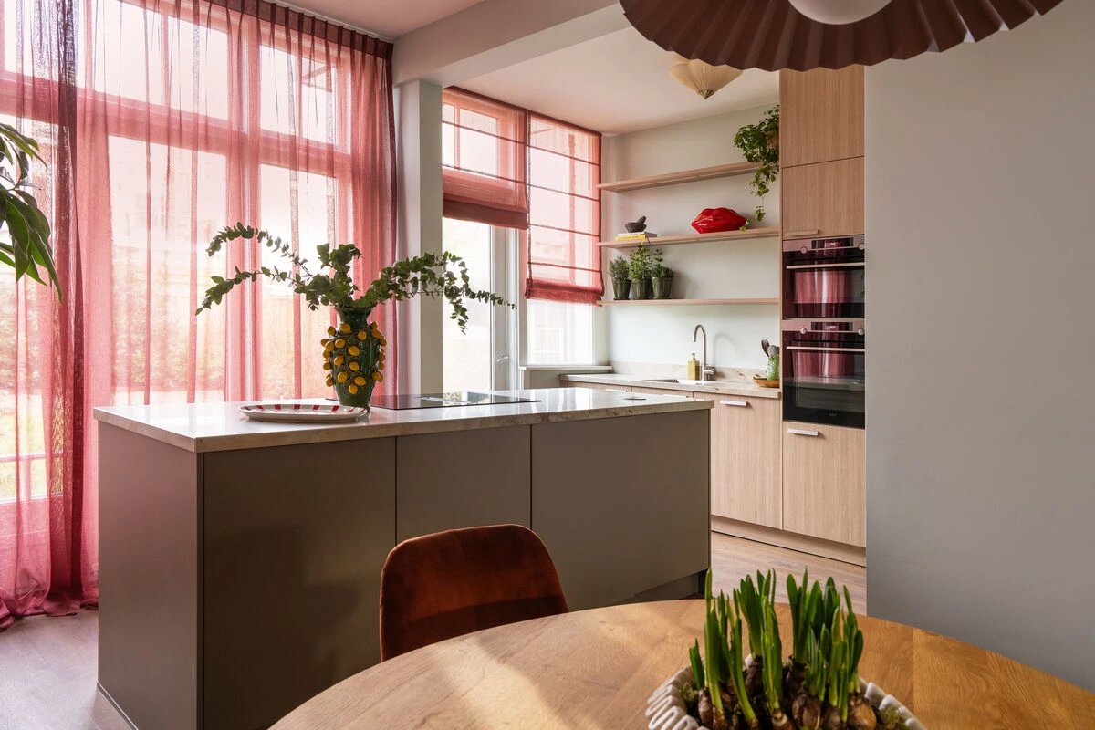 Deel van de eikenhouten eettafel uit Kopen Zonder Kijken aflevering 7