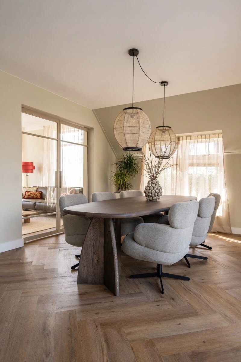 Eethoek uit Kopen Zonder Kijken met grijze stoelen en een donkere eiken eettafel 