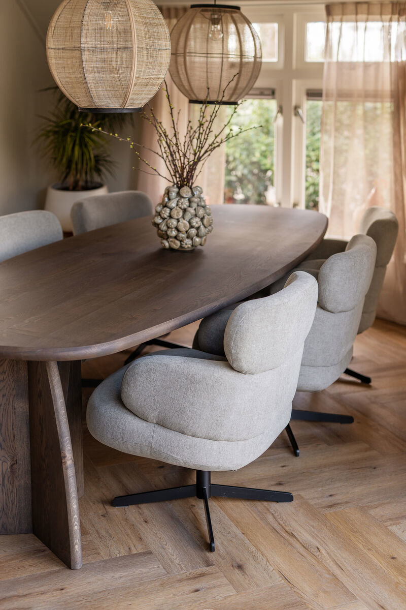 Close-up van een eethoek uit Kopen Zonder Kijken met grijze stoelen en een donkere eettafel