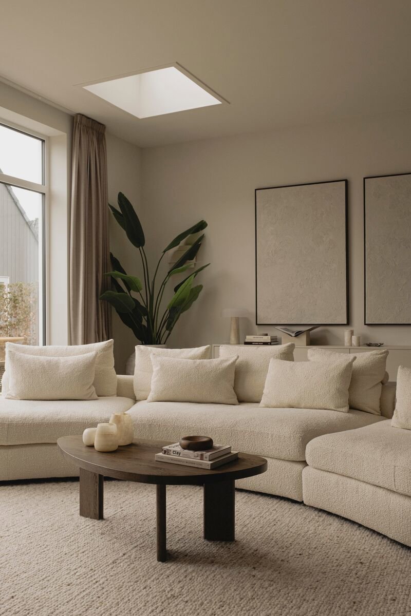 Close up van Japandi woonkamer met een lichte bank en donkere eiken salontafel