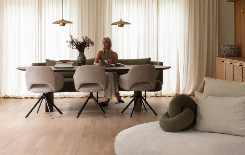 Zie hier onze woonkamer inspiratie, met een eettafel met stoelen en een bank. Binnen de woonstijl Mini maxi.