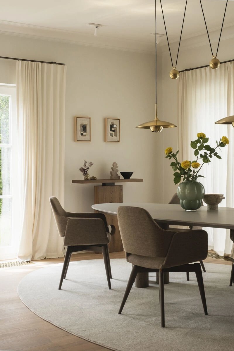 Close-up van een febix eettafel van table du sud met een filippa onderstel