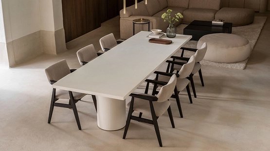 Rechthoekige witte eettafel van Table du Sud ,met 6 lichte eetkamerstoelen