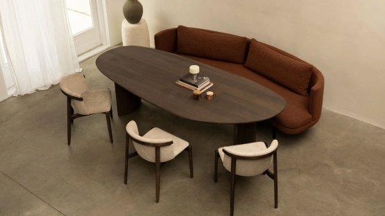 Organische eikenhouten eetttafel van Table du Sud met een donkere eetkamerbank en 3 eetkamerstoelen met eiken frame 