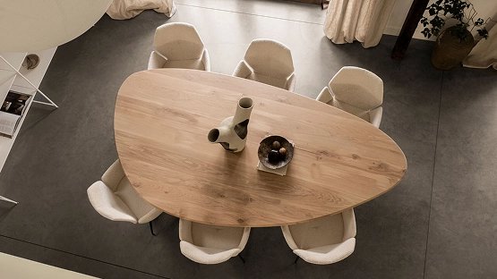 Organische eettafel in kiezelvorm van Table du Sud van eikenhout met 6 eetkamerstoelen