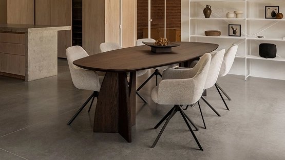 Deens ovae eettafel van Table du Sud met 6 lichte eetkamerstoelen 