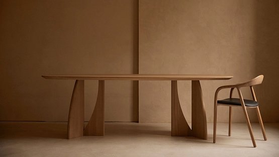 Art in return eettafel van eikenhout met een eetkamerstoel van Artisan