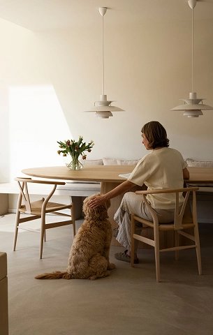 Eikenhouten-eettafel-deens-ovaal-met-persoon