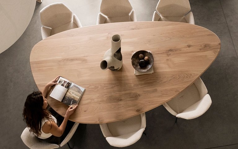 Eikenhouten eettafel pagina-kiezelvormig