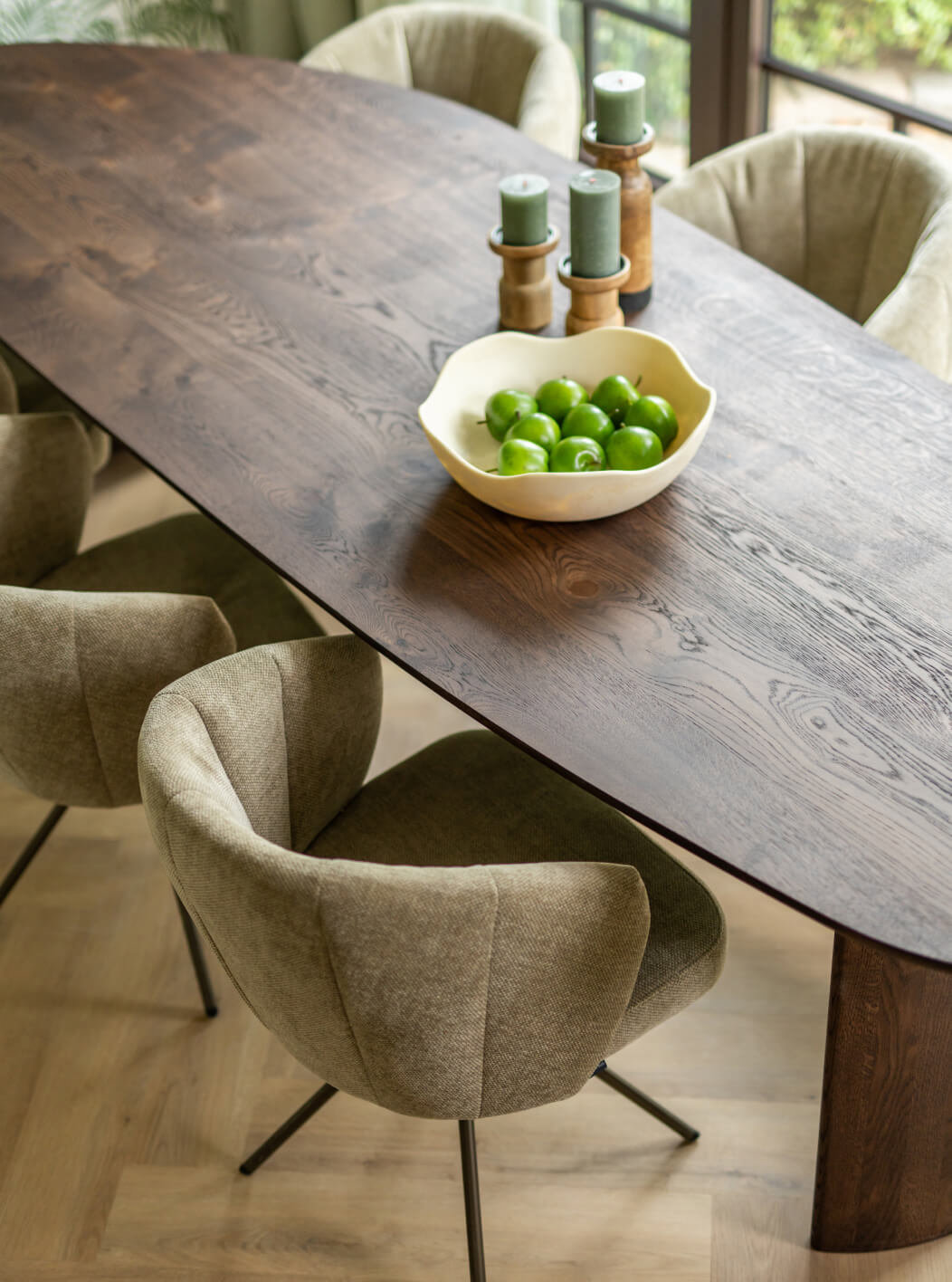 Organische leaf eettafel Coco, Eetkamerstoel Eva