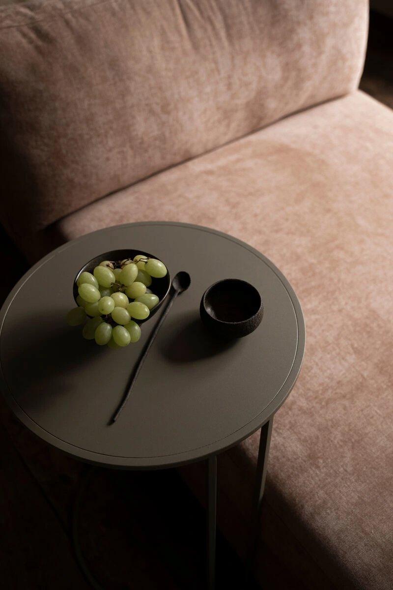 Salontafel in donkere kleur met close-up van een bank