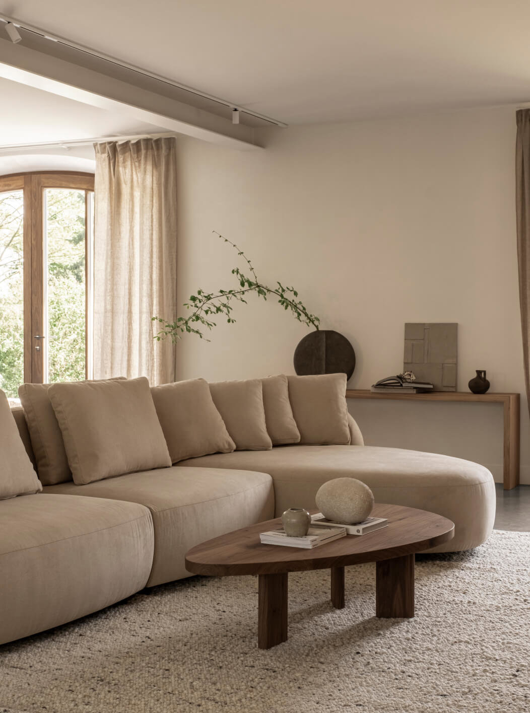 Bank Melle, kiezelvormige salontafel Liv Jr. en sidetabel Gaultier