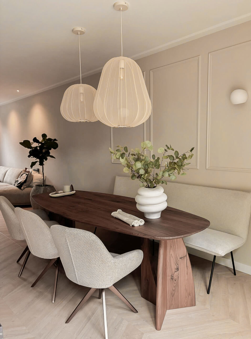 Notenhouten eettafel Art in Return, eetkamerbank Papi en eetkamerstoel Clara