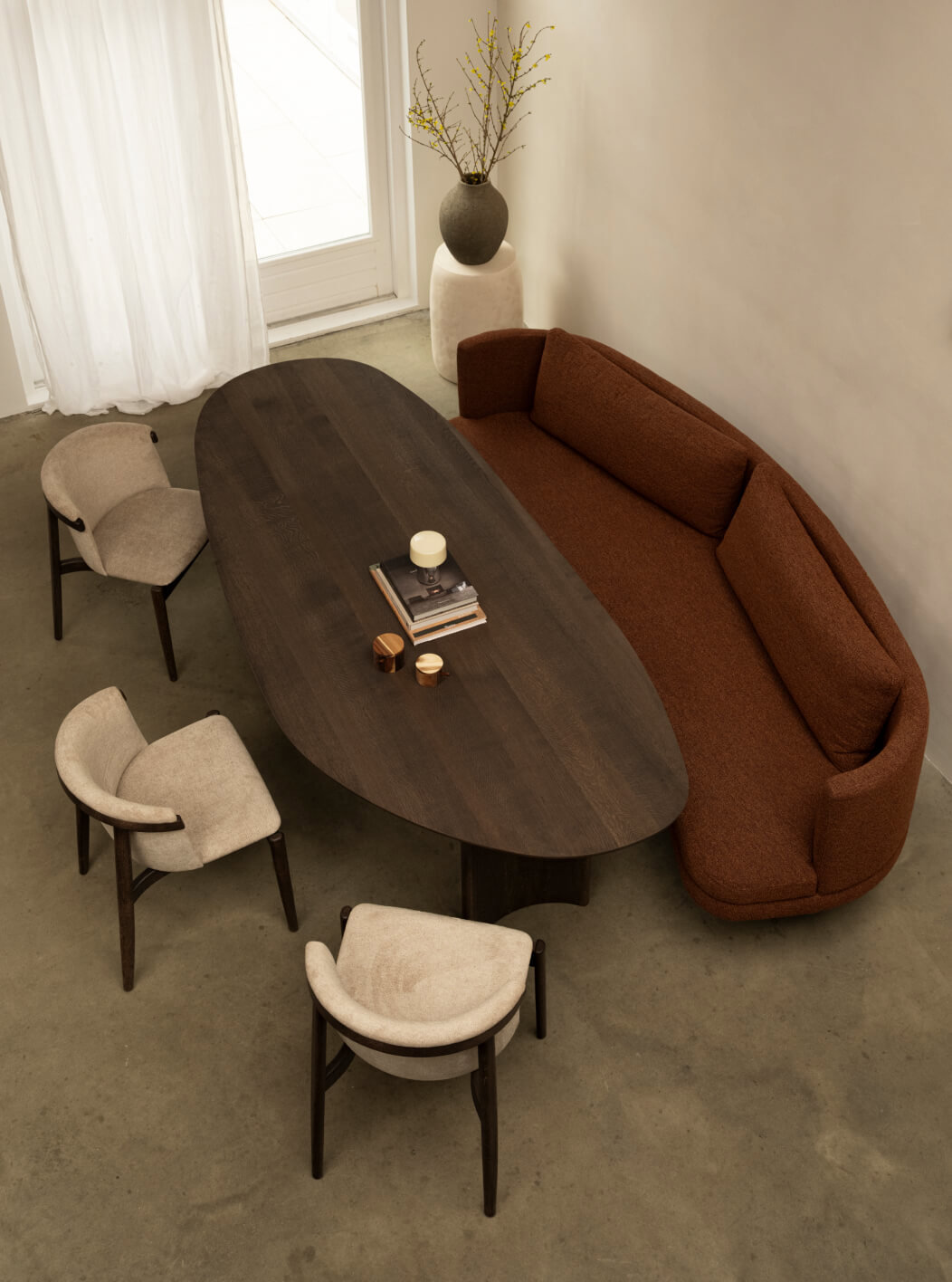 Organische eettafel met ovale eetkamerbank Ziano en eetkamerstoel Melzo