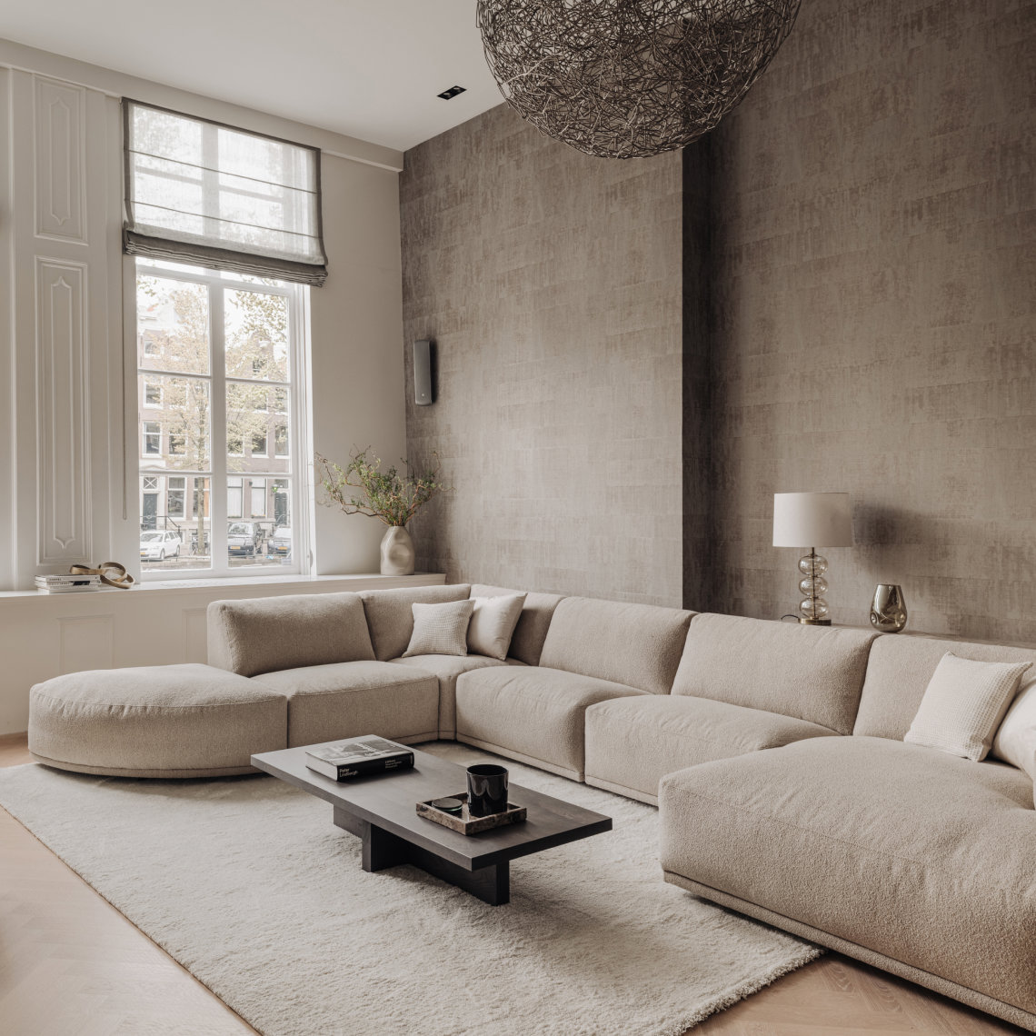 Woonstijl hotel chique u-bank en rechthoekige salontafel