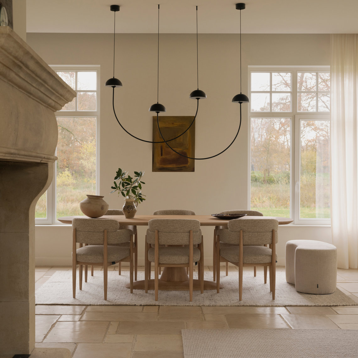 Landelijke eetkamerset met eikenhouten deens ovale eettafel en eetkamerpoef