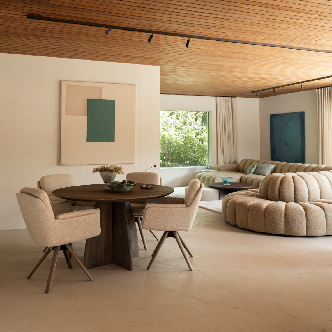 Ronde notenhouten eettafel en organische elementen bank