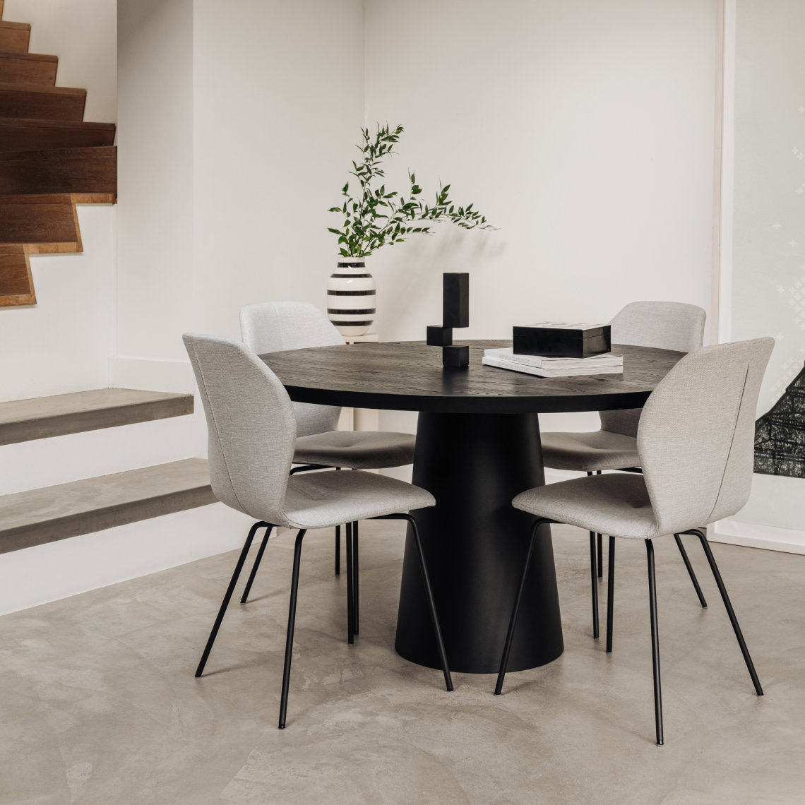 Eetkamerset ronde eettafel met moderne eetkamerstoelen