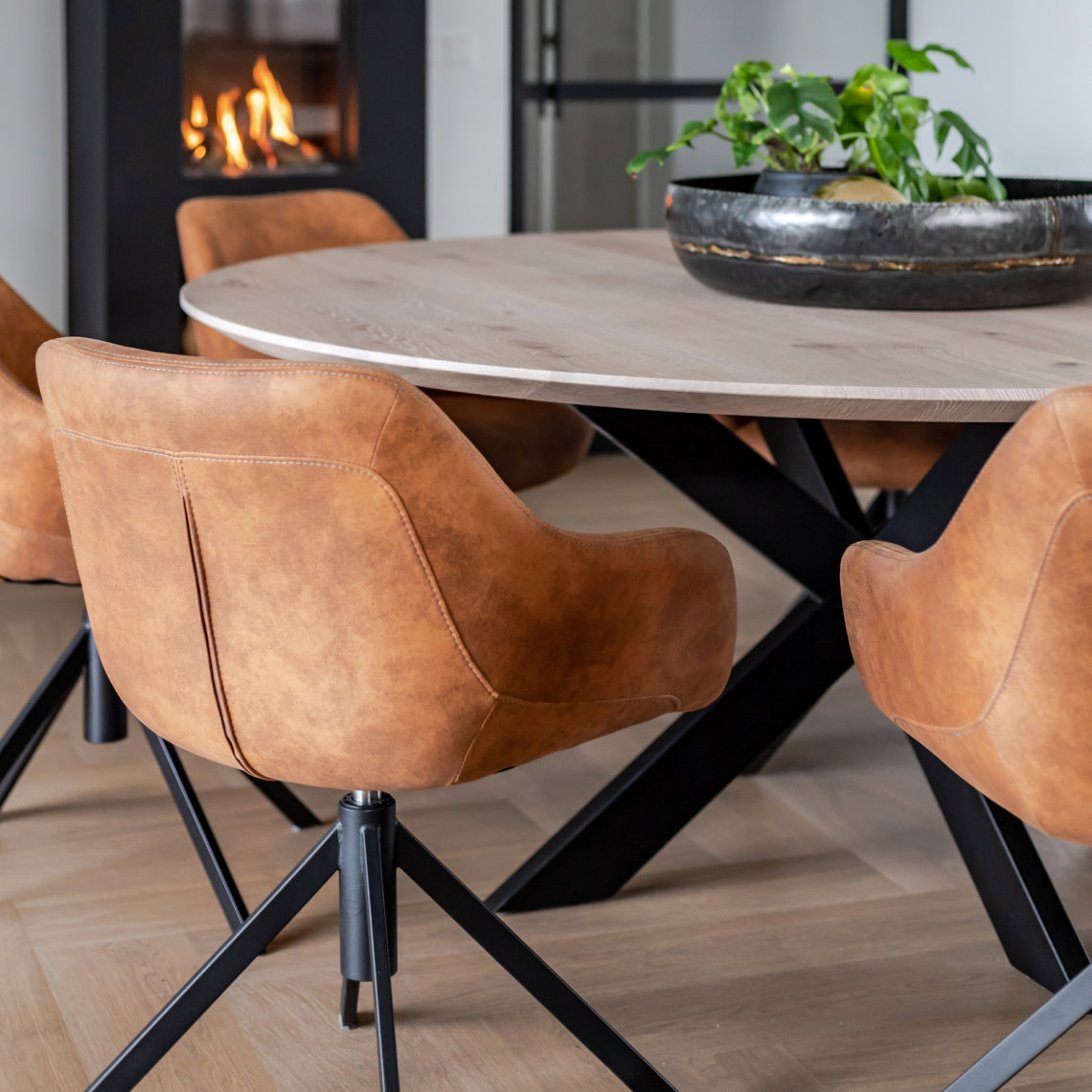 Eetkamerset industrieel met metaal onderstel en leren eetkamerstoel