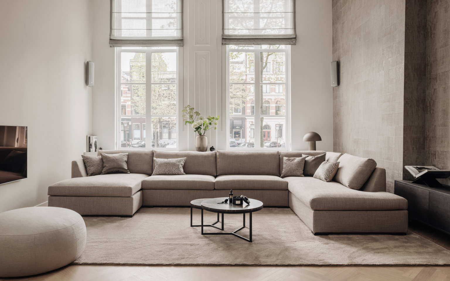 Overview woonkamerset met u-bank, salontafels en poef