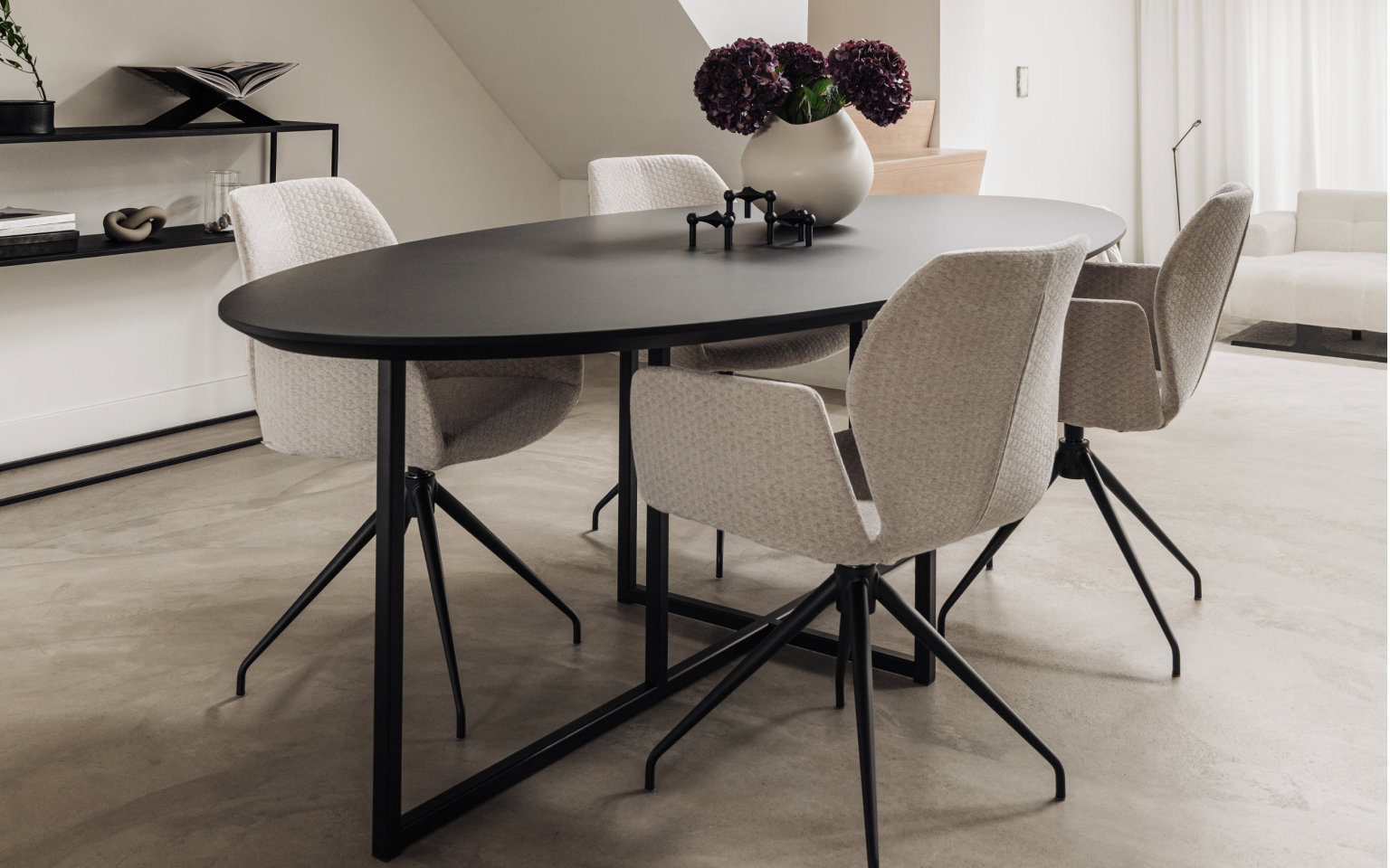 Moderne woonstijl eetkametset met eettafel Meryl en eetkamerstoel Mood #95