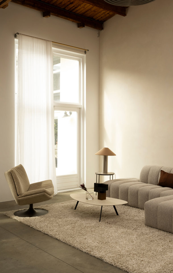 Close-up woonkamerset met bank Monroe, salontafel en relaxfauteuil