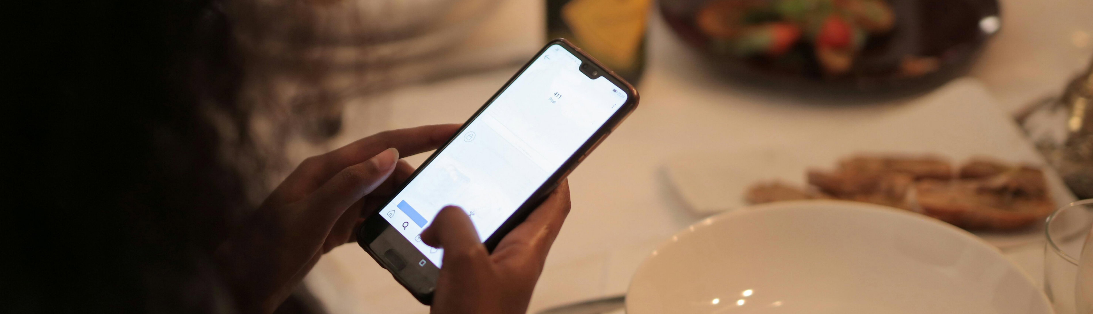 Onderzoek over telefoongebruik aan de eettafel Table du Sud